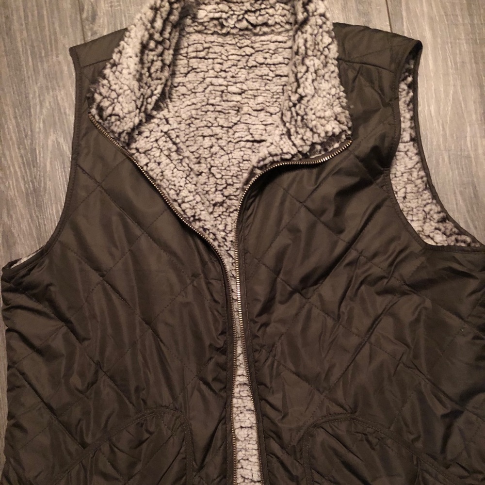 Thread and supply reversible vest